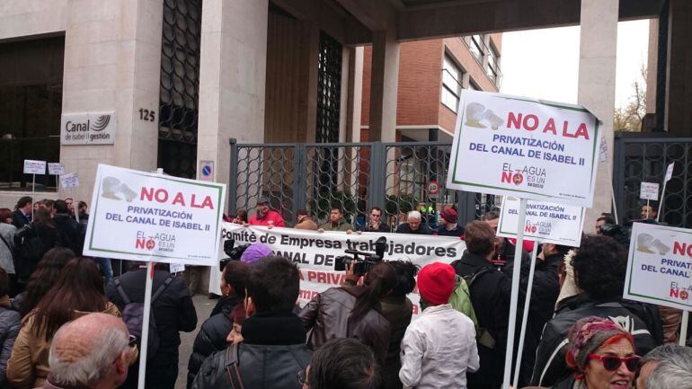 Protestas frente a la sede del Canal de Isabel II