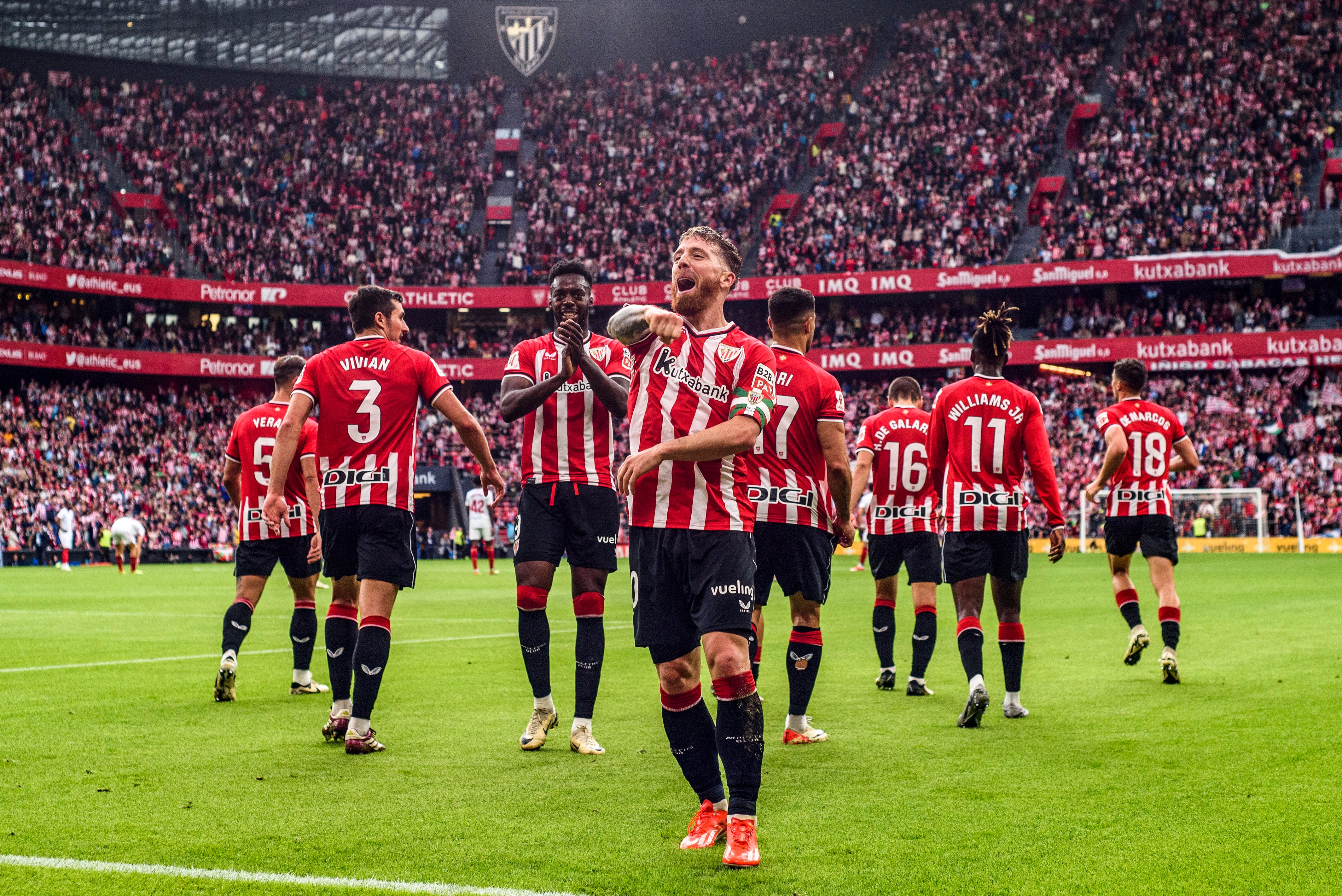 BILBAO, 19/05/2024.- El delantero del Athletic Iker Muniain (c) celebra tras marcar el segundo gol ante el Sevilla, durante el partido de Liga en Primera División que Athletic Club y Sevilla FC disputan hoy domingo en el estadio de San Mamés. EFE/Javier Zorrilla
