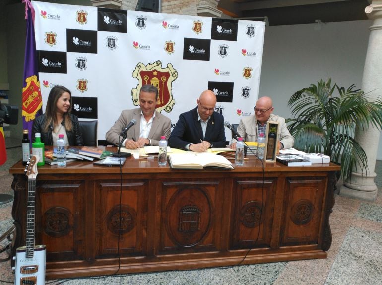 Los alcaldes de Cazorla y La Sénia firman el hermanamiento entre ambas localidades 