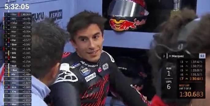 Márquez sonríe a su ingeniero de pista