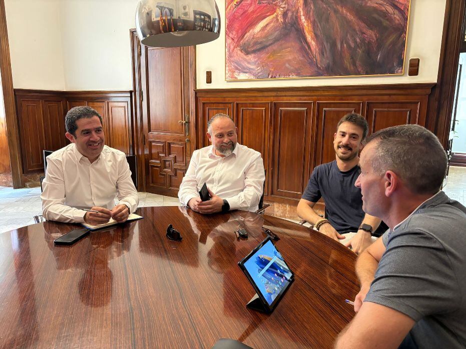 Reunión entre Ayuntamiento de Alcoy, CD Alcoyano y la plataforma &quot;La moral no morirá&quot;