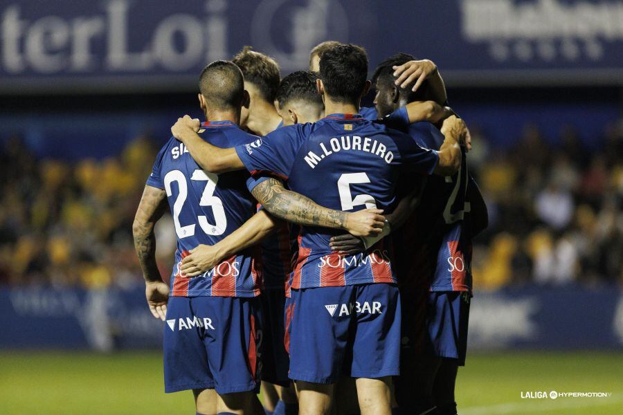 El Huesca celebrando un gol en Alcorcón