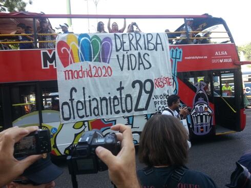 Pancarta desplegada en un autobús turístico de Madrid apoyando la manifestación.
