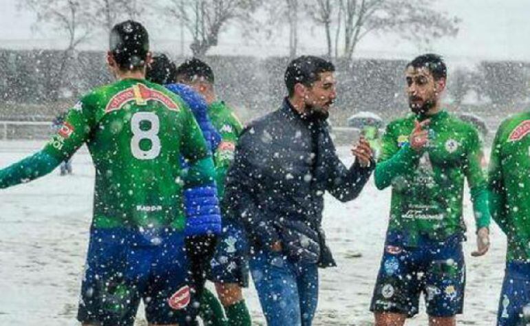 El entrenador del Astorga, Diego Merino, junto a sus jugadores en el pasado encuentro ante Unionistas.