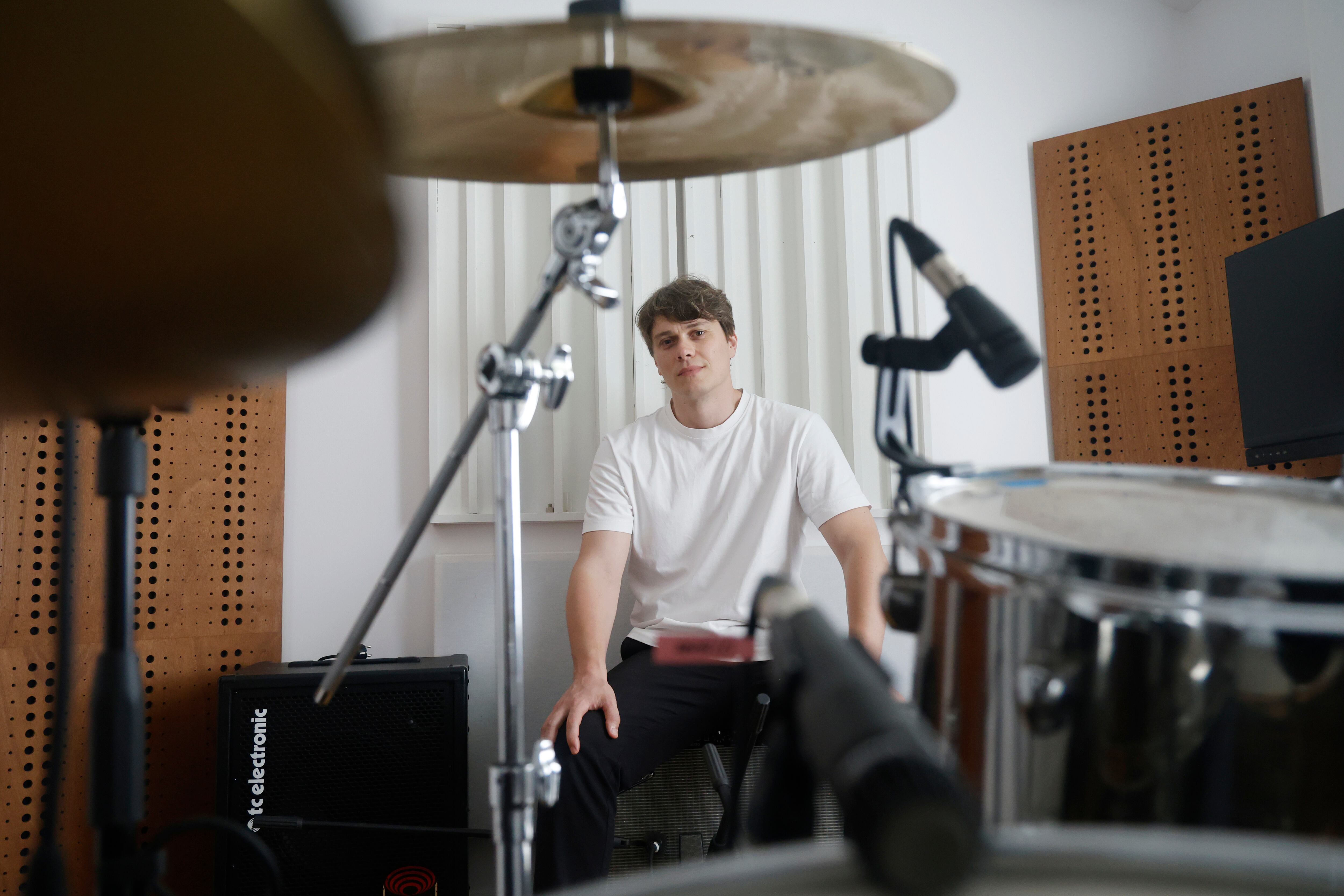 Mateo Bruquetas, en su nuevo estudio en la comarca ferrolana (foto: Kiko Delgado / EFE)