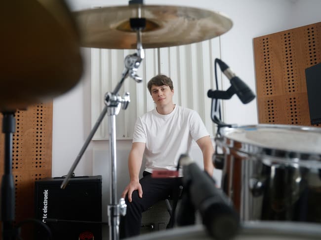 Mateo Bruquetas, en su nuevo estudio en la comarca ferrolana (foto: Kiko Delgado / EFE)