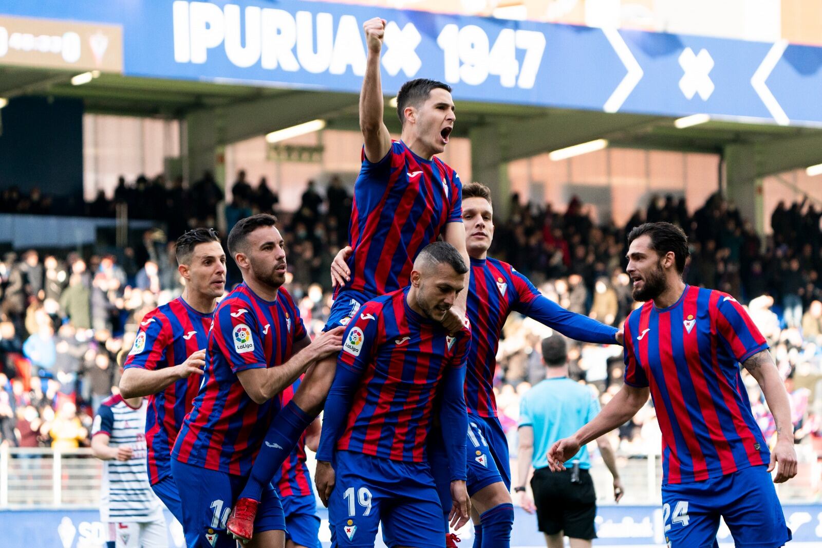 Los jugadores del Eibar celebran el gol de Stoichkov frente al Mirandés