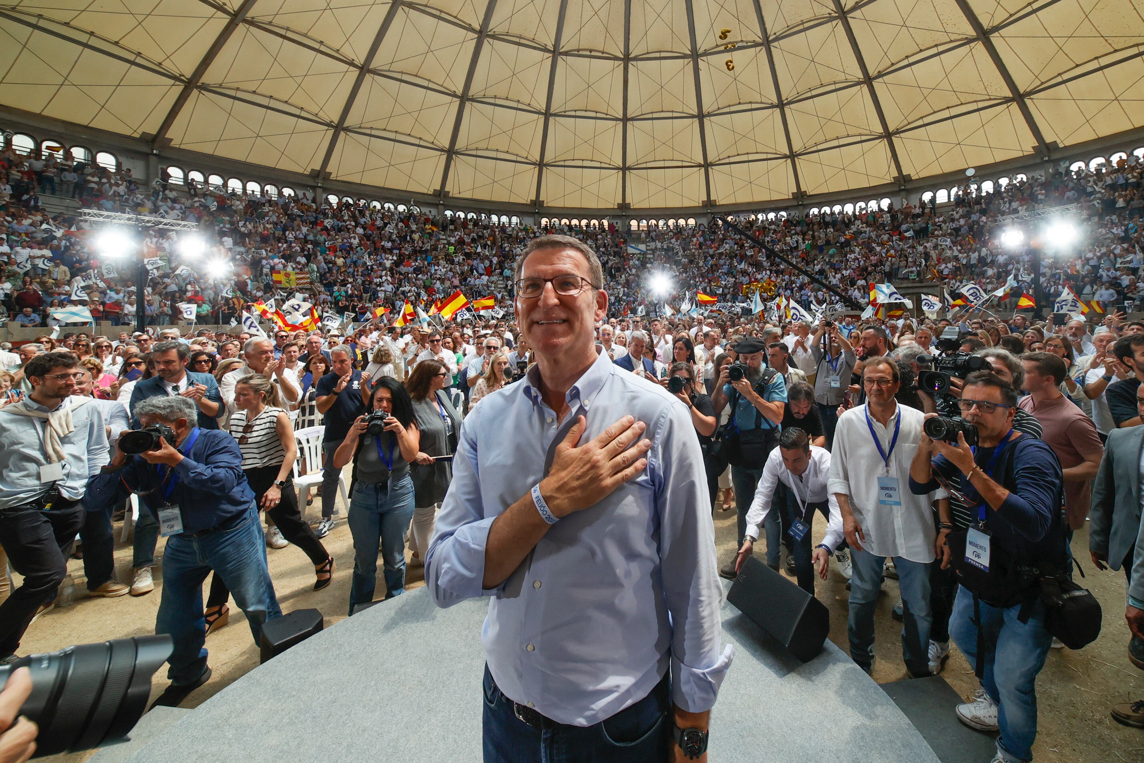 El candidato del PP a la Presidencia del Gobierno, Alberto Núñez Feijóo durante un mitin celebrado este domingo en la plaza de toros de Pontevedra