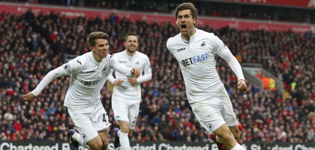 Fernando Llorente celebra un gol en Anfield