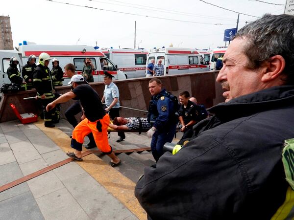 Los servicios de emergencia sacan a uno de los heridos del metro.
