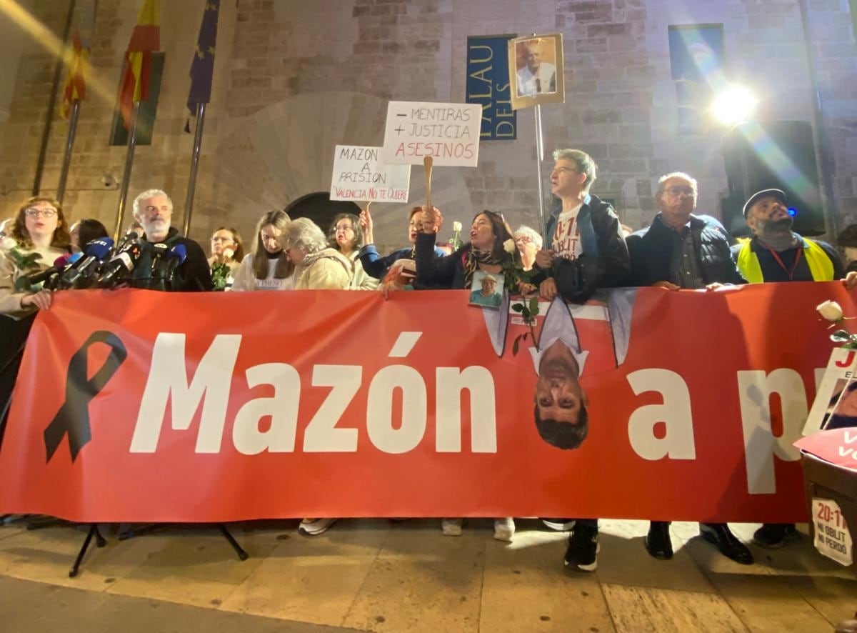 Mil personas se concentran en València para exigir que Carlos Mazón se someta a la justicia y que dimita "todo el Consell"