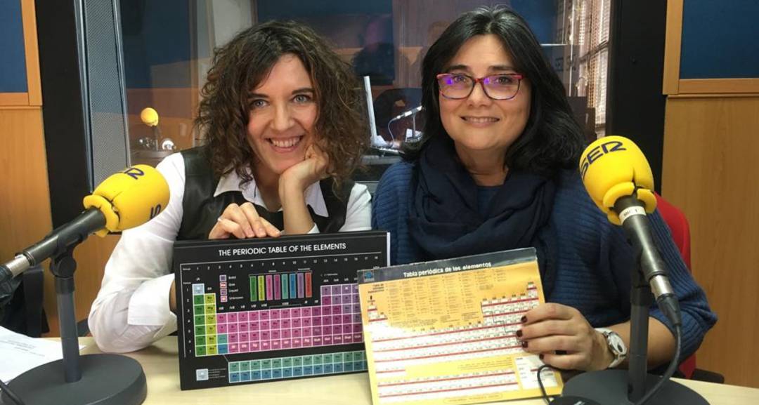 Arantxa Castaño y María José Ruiz con la tabla periódica