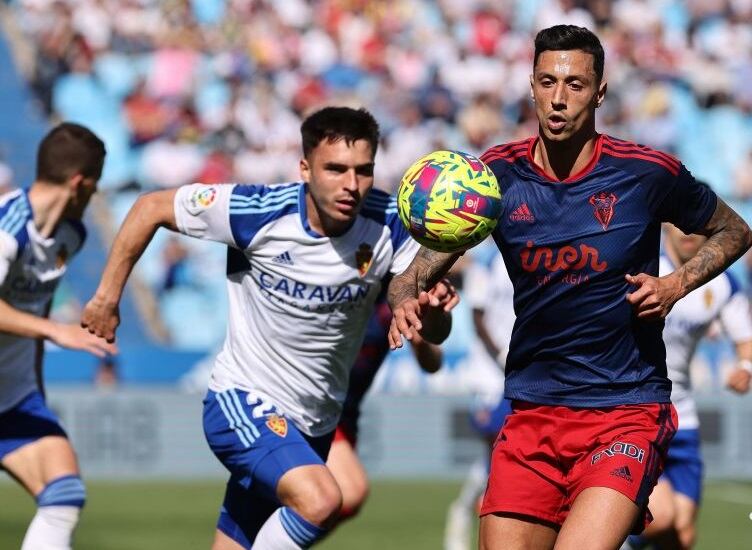 Maikel Mesa pugna por un balón con Lluis López en el partido Real Zaragoza-Albacete de esta temporada en La Romareda