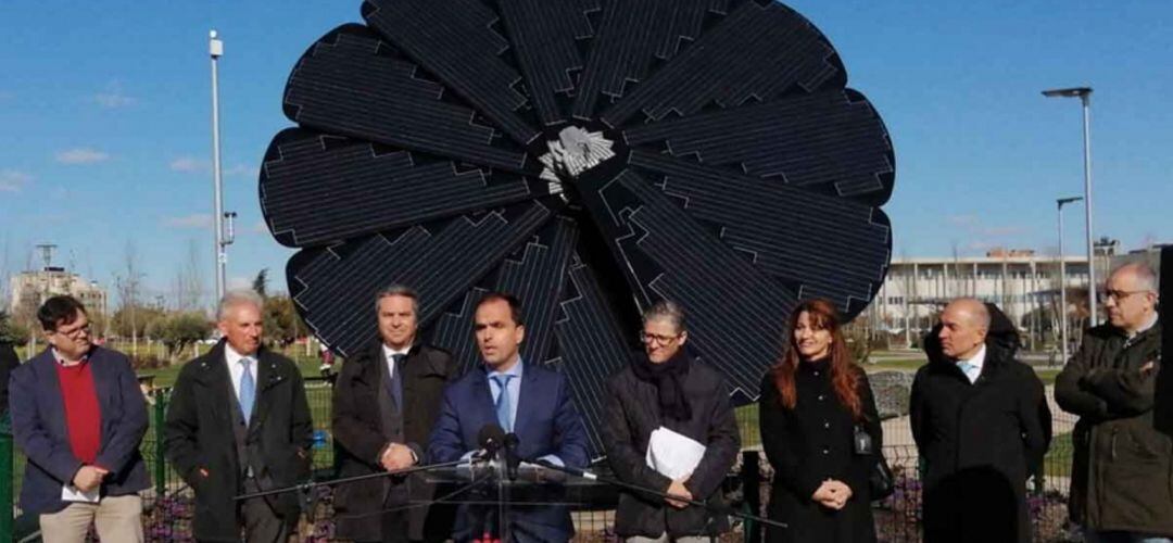 El rector Javier Ramos ha presentado el &#039;girasol fotovoltaico&#039; que permitirá generar energía en el campus de Fuenlabrada