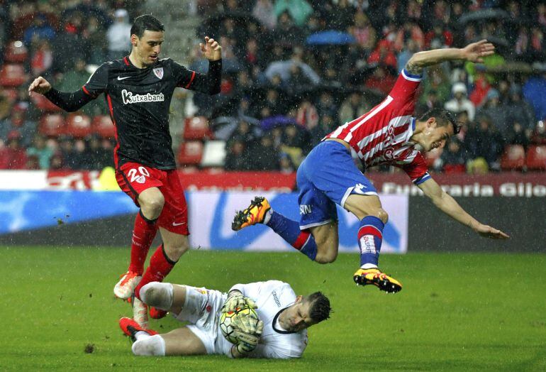 Iván Cuéllar bloca el balón ante la oposición de Aritz Aduriz.