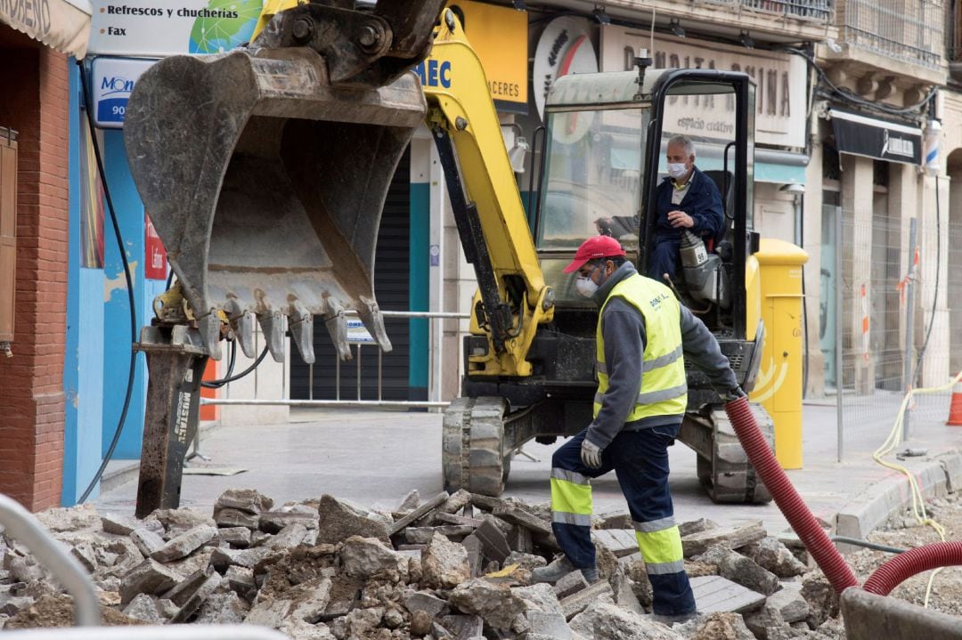 Un obrero participa en la reforma del Coso Bajo en Huesca, este lunes, primera jornada para muchos ciudadanos que regresan a sus trabajos tras el fin de la restricción a las actividades económicas no esenciales. 