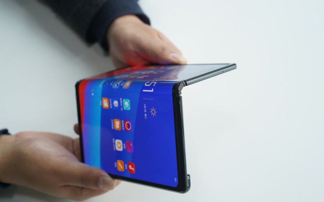 Oppo presenta su primer teléfono móvil con pantalla plegable.