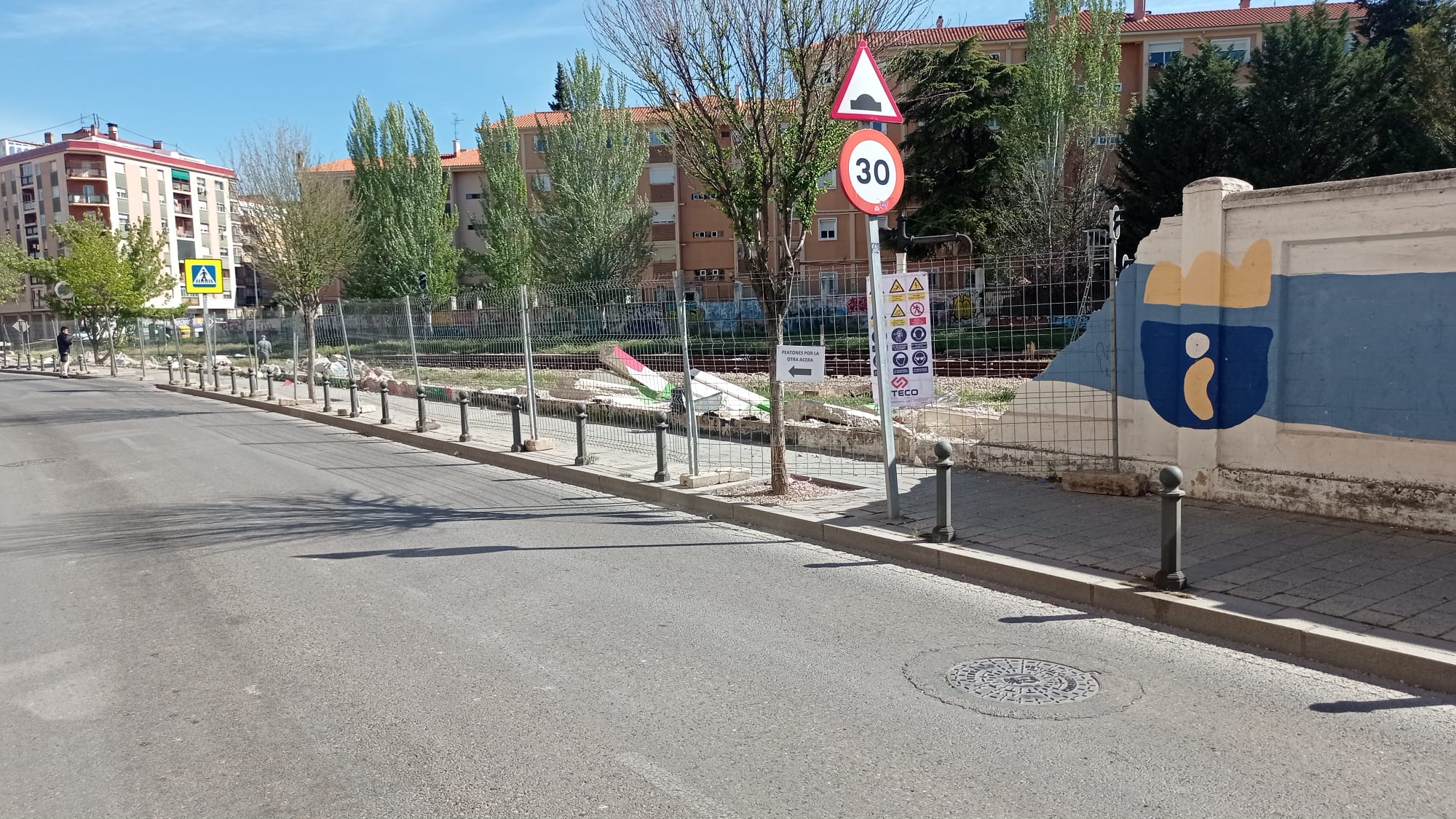 Este miércoles ha comenzado el derribo del muro que delimita los terrenos ferroviarios en Cuenca