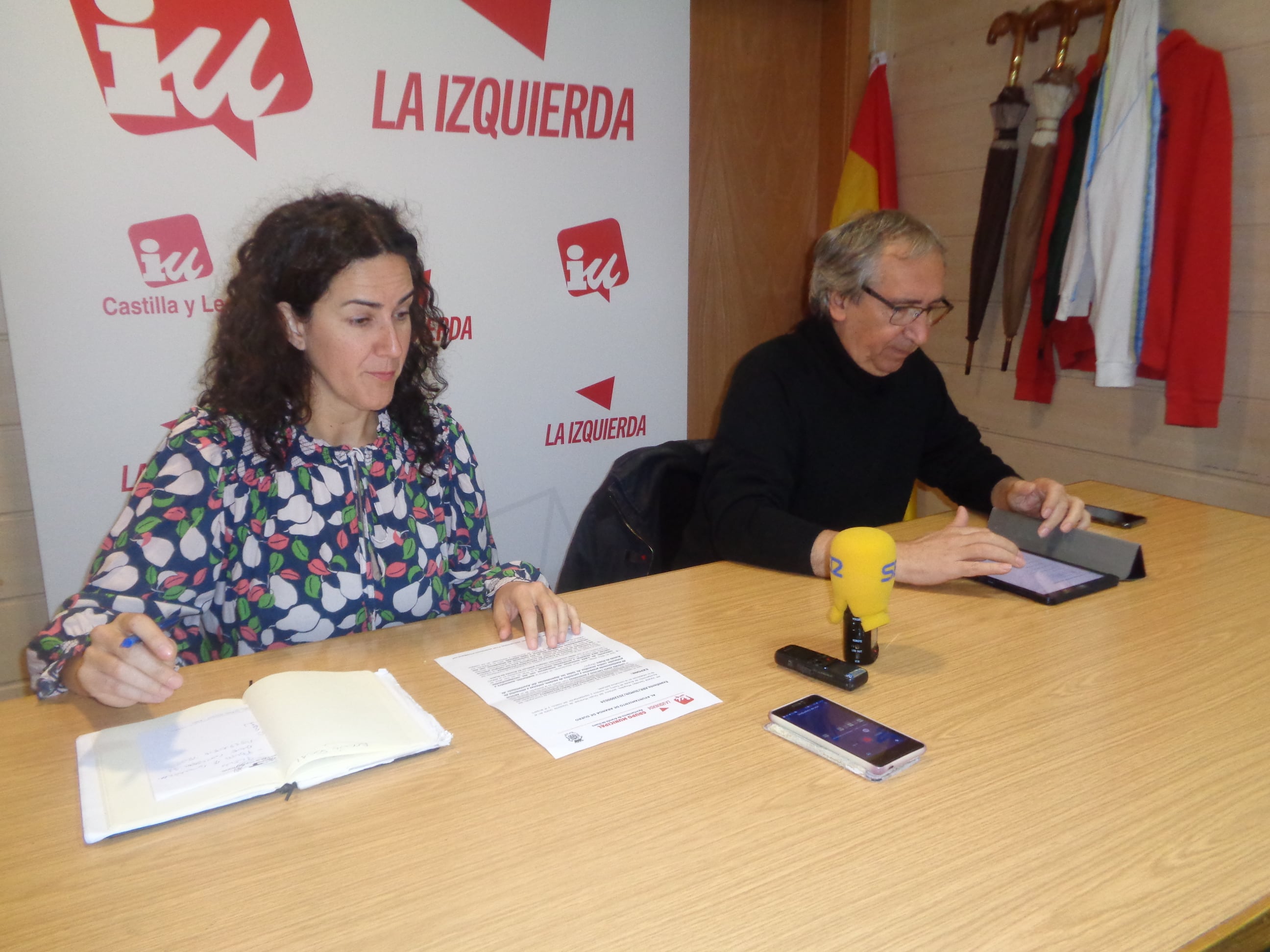 Vanesa González en la sede de IU con Antonio Miguel Niño