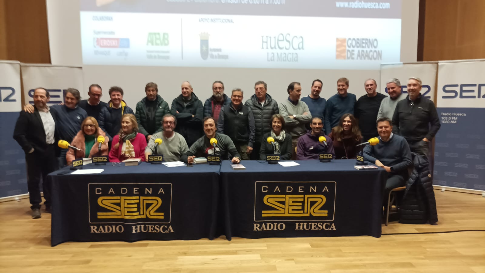 Foto de familia de los participantes en el programa SER Aventureros en Benasque, en diciembre de 2022