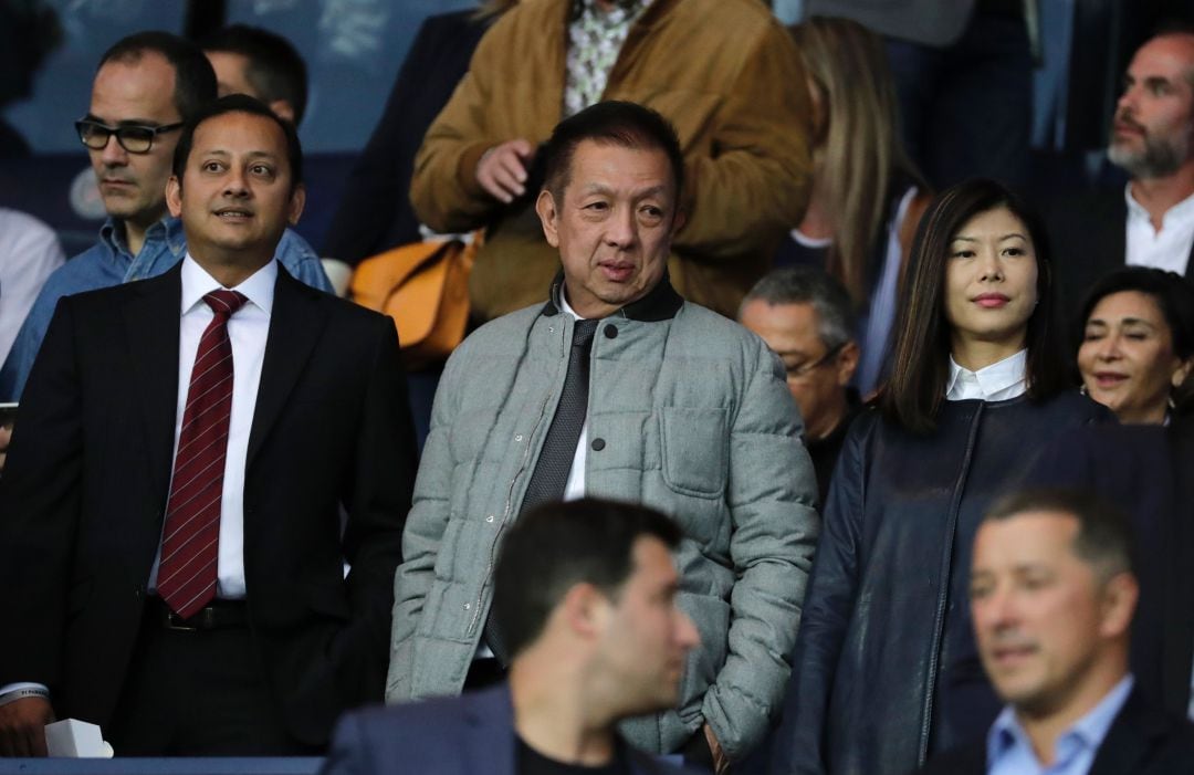 Peter Lim, flanqueado por su esposa y Anil Murthy.