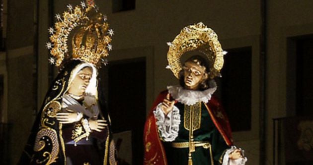 Nuestra Señora de la Amargura con San Juan Apóstol desfilan en la procesión del Silencio del Miércoles Santo.