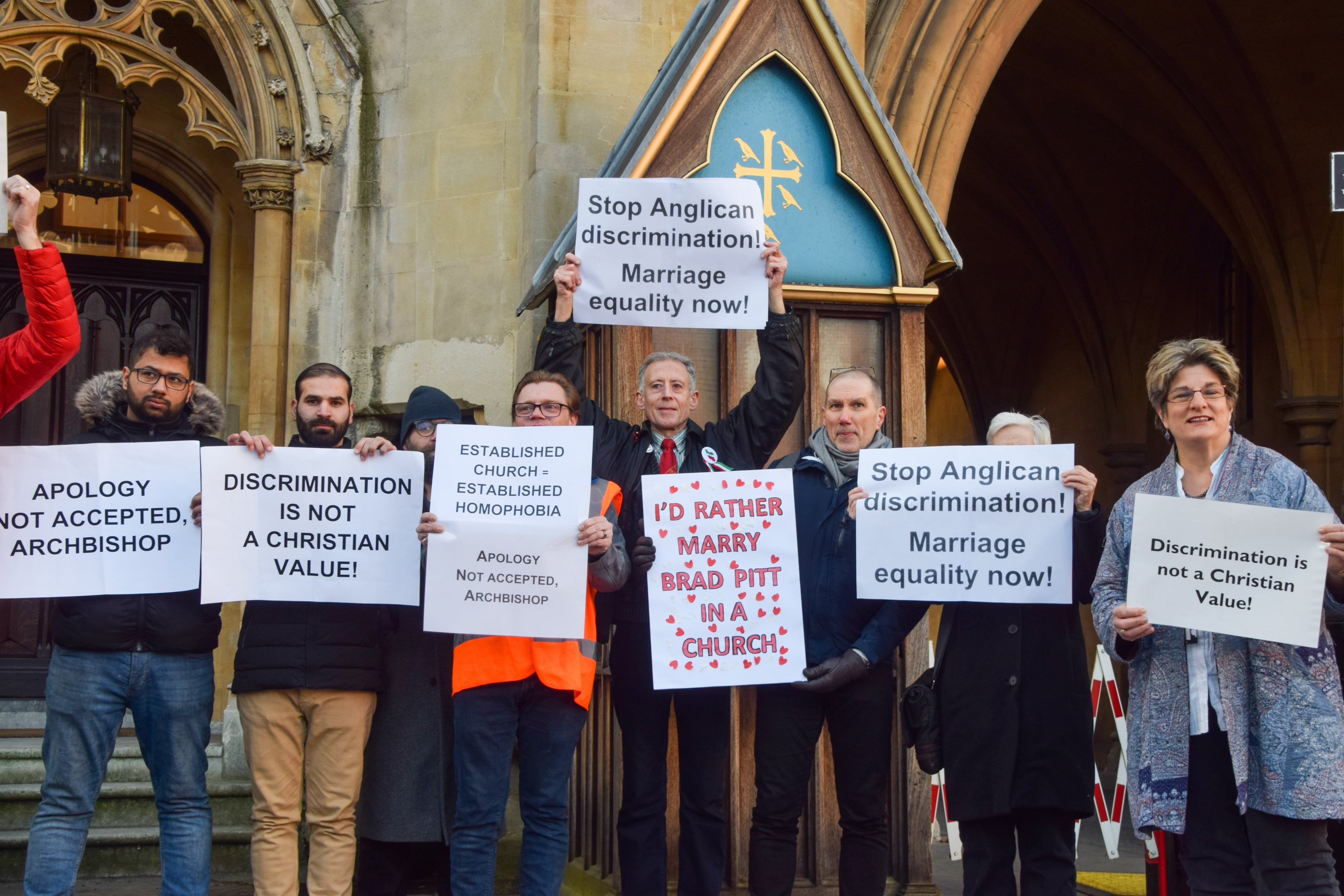 Manifestantes sostienen pancartas en apoyo al matrimonio igualitario durante una protesta frente a la sede de la Iglesia anglicana en Londres.