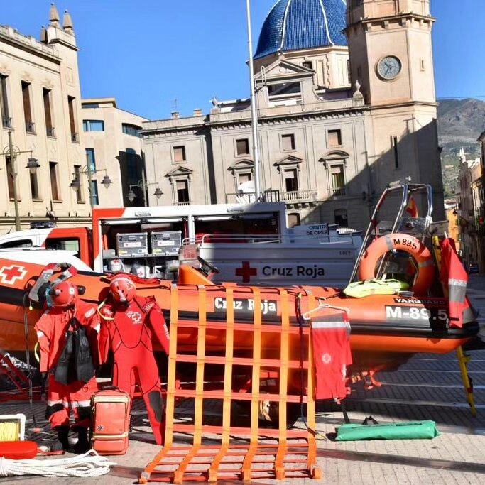 Cruz Roja Alcoy expuso sus vehículos y sus equipos en la Bandeja de la plaza de España de la capital de l'Alcoià.