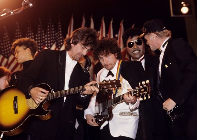 George Harrison junto a Bob Dylan en 1988