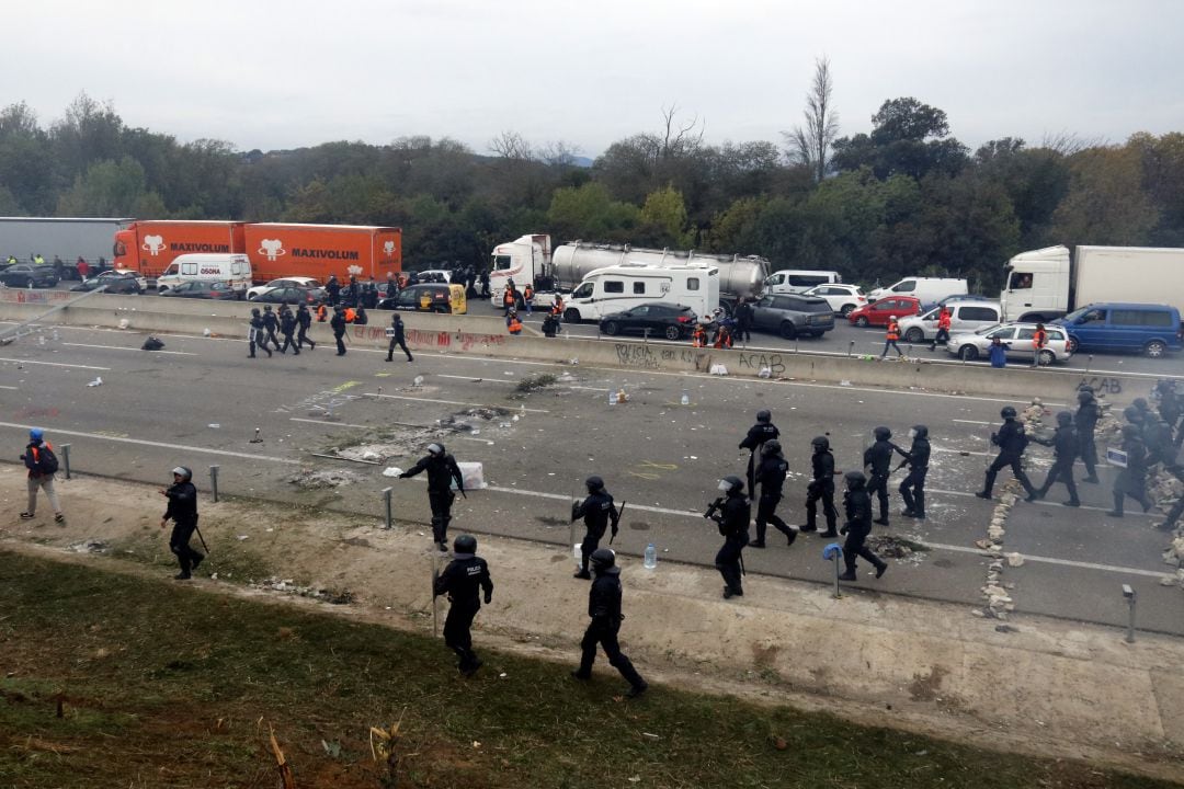 Els Mossos i la Policia Nacional van desallotjar l'AP-7 a Salt a primera hora del 13 de novembre del 2019