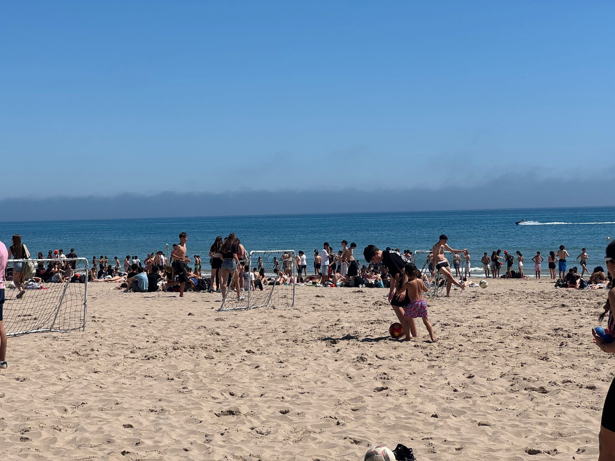 Jóvenes en la playa de San Juan durante la Santa Faz 0,0