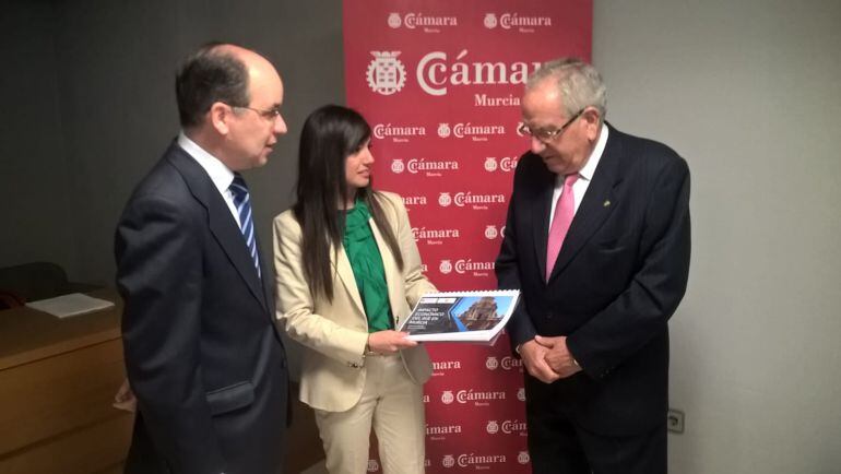 Manuel Jódar, decano del Colegio de Ingenieros de Caminos, Canales y Puertos; Marina Munuera, la autora del estudio y el presidente de la Cámara de Comercio de Murcia, Pedro García-Balibrea