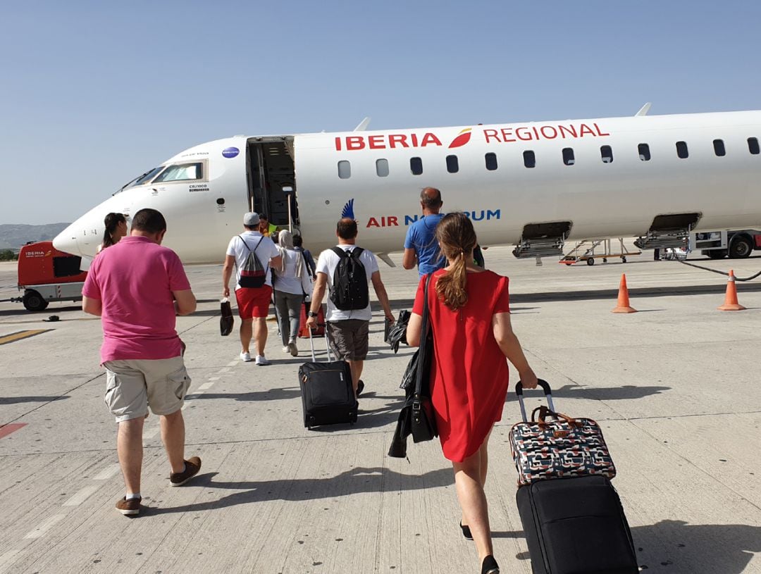 Viajeros de Iberia en el Aeropuerto de Granada-Jaén