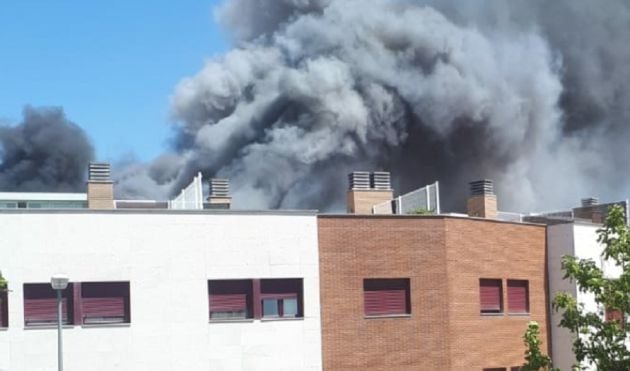 El incendio ha provocado una abundante humareda