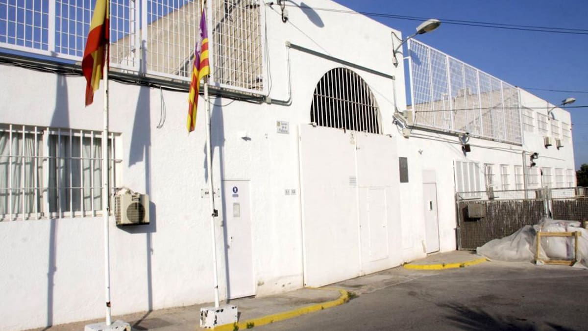 Dos encapuchados intentan liberar en plena calle a un preso que era trasladado a un centro médico de Ibiza