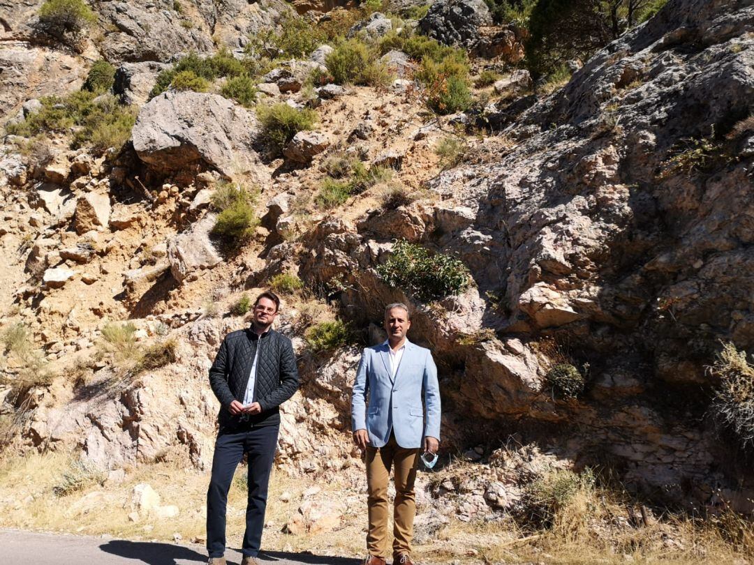 El diptuado de promoción y turismo, Fco Javier Lozano visita junto al alcalde de Cazorla, Antonio J.Rodríguez la instalación de la via ferrata