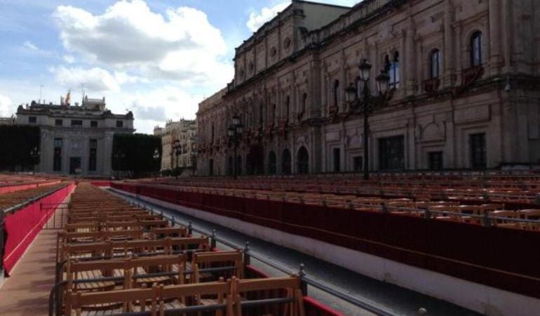 Imagen de las sillas de la Carrera Oficial en los palcos de la Plaza de San Francisco