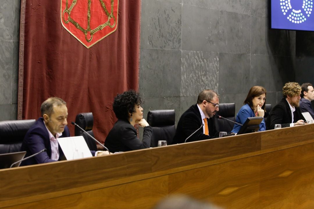 Mesa del Parlamento de Navarra.