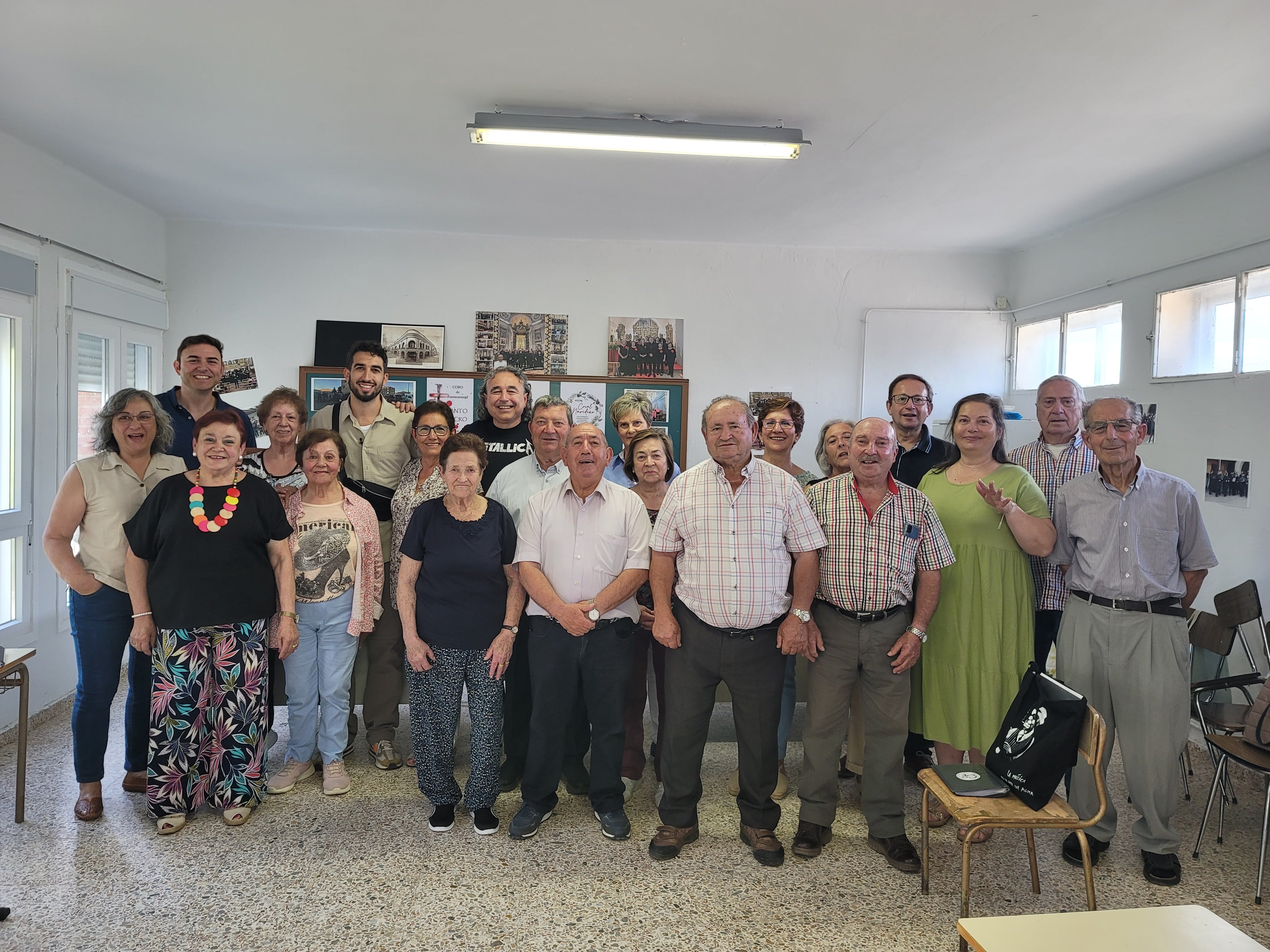 Los miembros del Coro Fuentearmegil posando junto a Ismael Juárez, periodista de La Sexta TV y colaborador de “El Intermedio” de Wyoming.