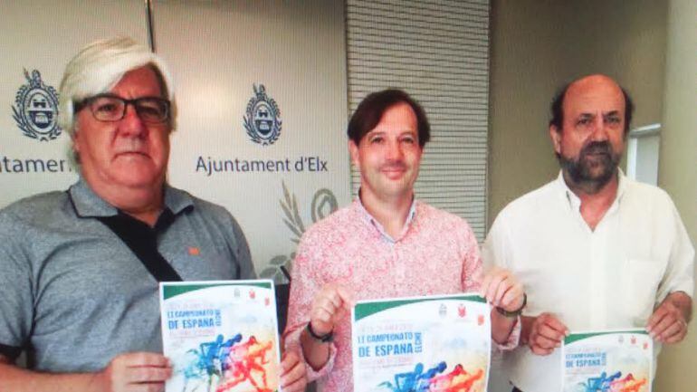 El concejal de Deportes, Jesús Pareja, entre los organizadores