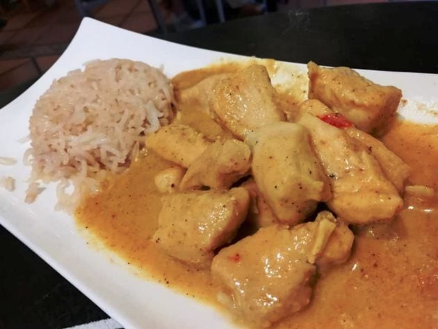 Pollo al curry con arroz en La Tapería del Bichero