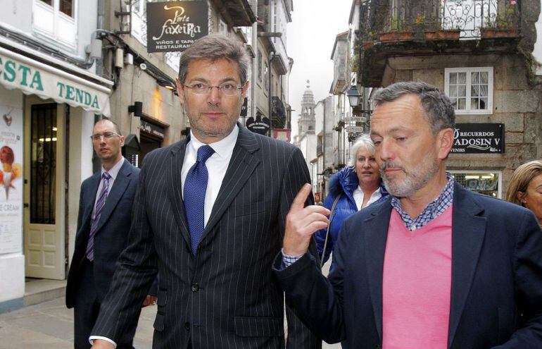 El ministro de Justicia, Rafael Catalá acompaña al candidato popular al ayuntamiento de Santiago de Compostela, Agustín Hernández.