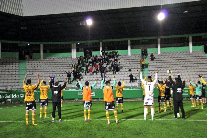 Los jugadores agradecen a la afición el desplazamiento hasta Ferrol