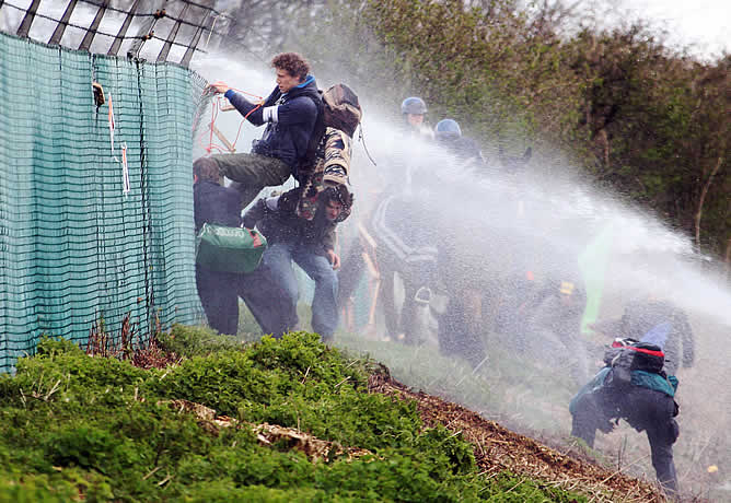 Un grupo de manifestantes intentan entrar en la sede de la OTAN en Bruselas