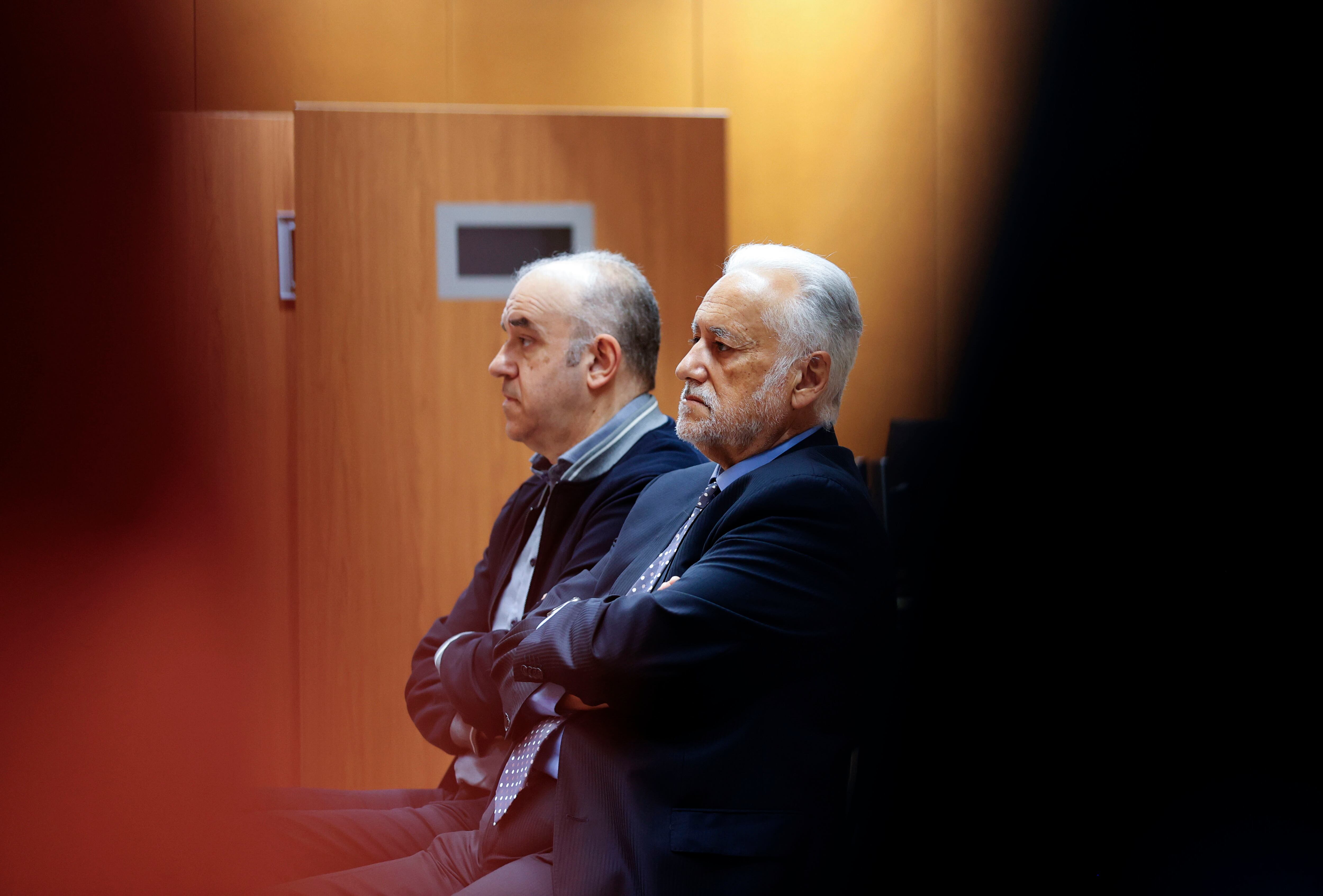 A CORUÑA, 20/04/26.- Los acusados, el lotero Manuel Reija (i) y su hermano Miguel, entonces delegado provincial de Loterías, durante una nueva sesión de su juicio por estafa y apropiación indebida de una Primitiva millonaria, con un premio de 4,7 millones de euros, en la Audiencia Provincial de A Coruña, este lunes. EFE/ Cabalar