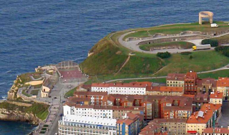 Imagen aérea del cerro de Santa Catalina y, a la izquierda, la pista deportiva