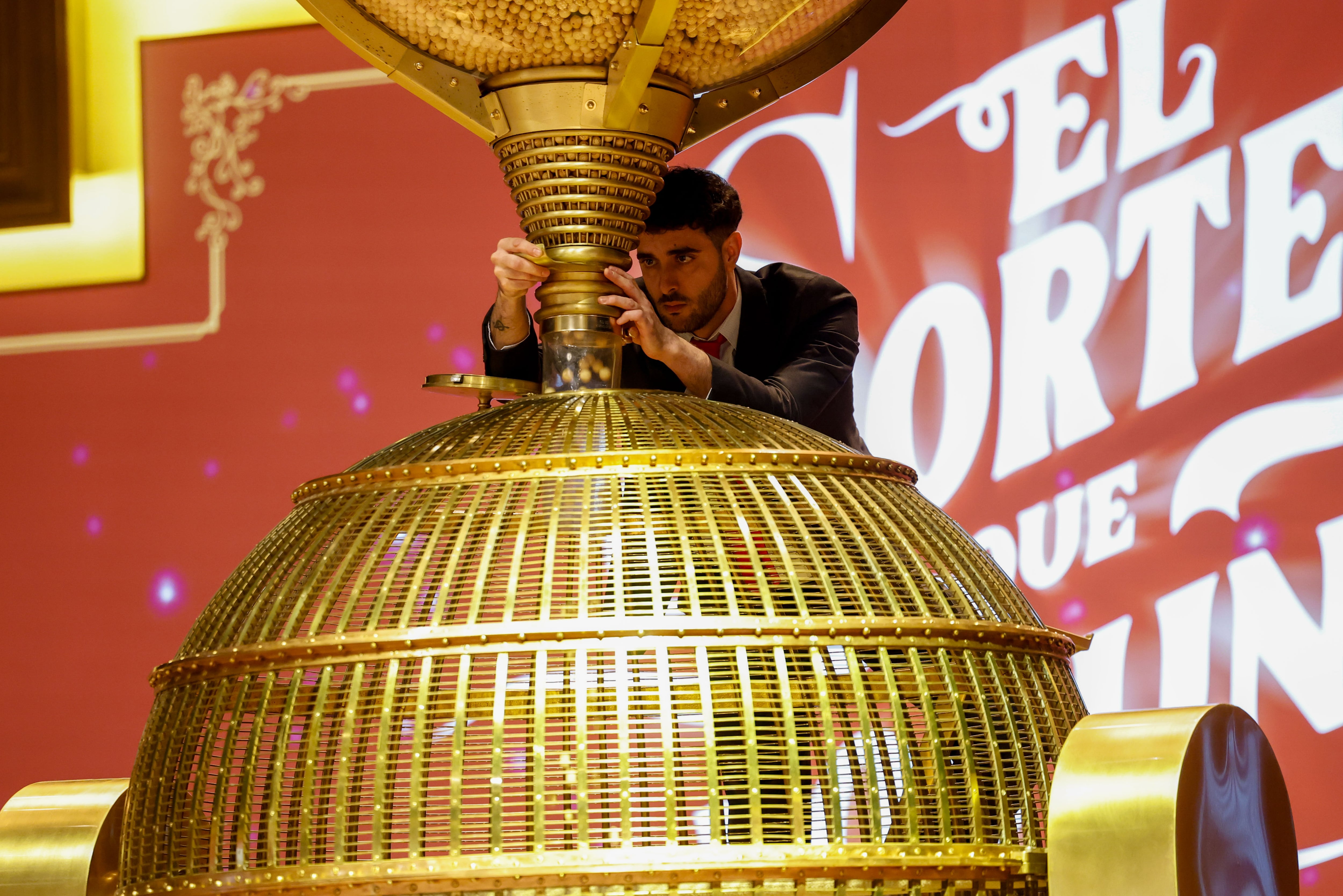 Un trabajador de Loterías y Apuestas del Estado prepara el bombo durante los preparativos para el inicio del Sorteo Extraordinario de Navidad 2025