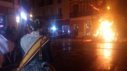 La Fallera Mayor de Dénia, Melani Ivars, en la cremà del monumento de la JLF.