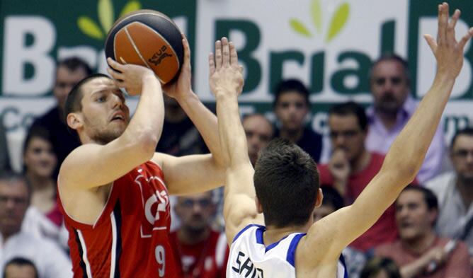 El base belga del CAI Zaragoza Sam Van Rossom lanza ante el jugador del Real Madrid Jorge Sanz