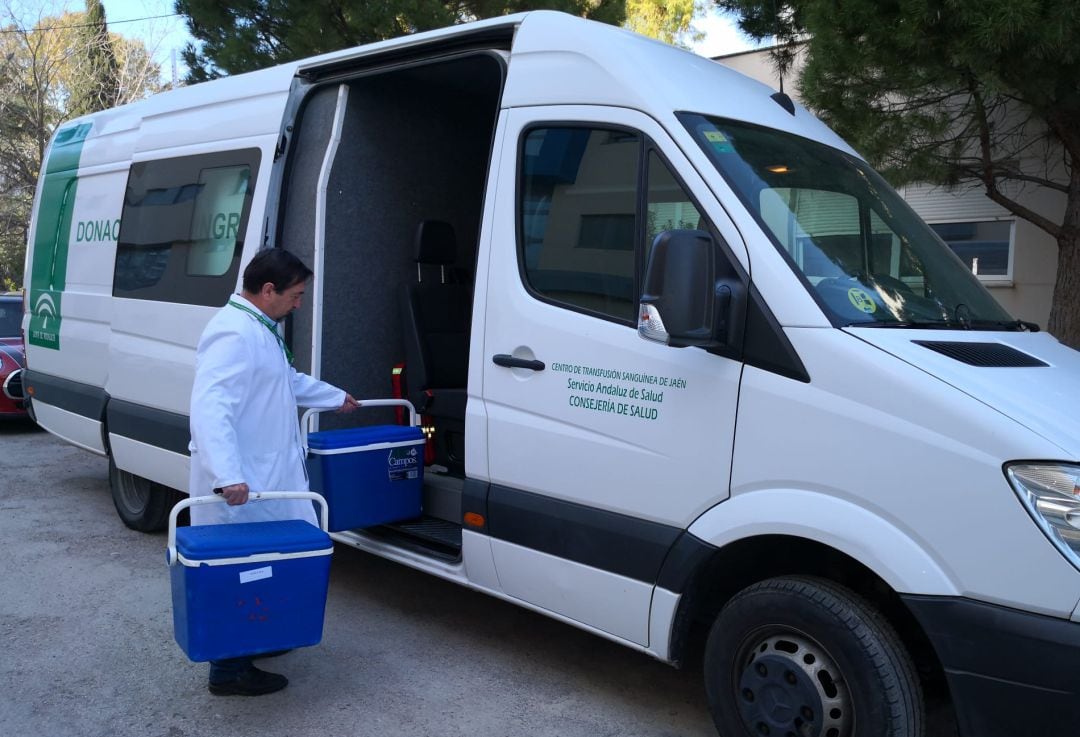 Un profesional del Centro de Transfusión Sanguínea de la provincia de Jaén.